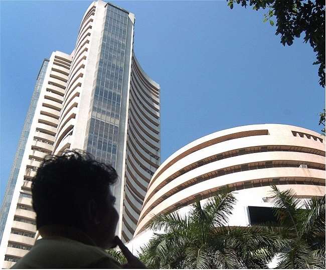 प्रमुख इक्विटी बेंचमार्क ने शुक्रवार को नए रिकॉर्ड उच्च स्तर को छू लिया था।