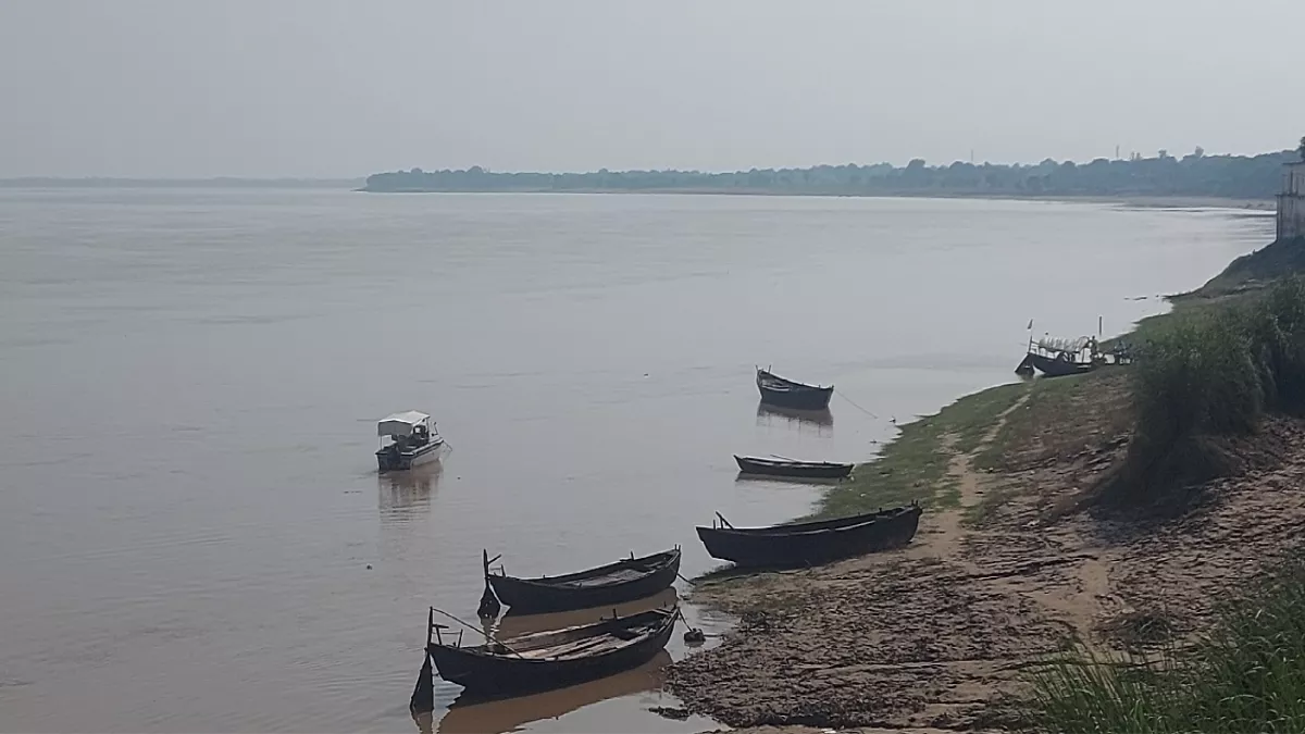 Bhadohi News: फिर से उफान पर गंगा नदी का पानी, जलस्तर के साथ बढ़ रही तटवासियों की धड़कन