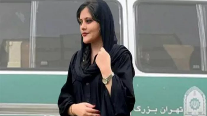 Mahsa Amini death: हिरासत में अमीनी की मौत के विरोध में ईनानी महिलाओं ने कटाए बाल। एजेंसी।