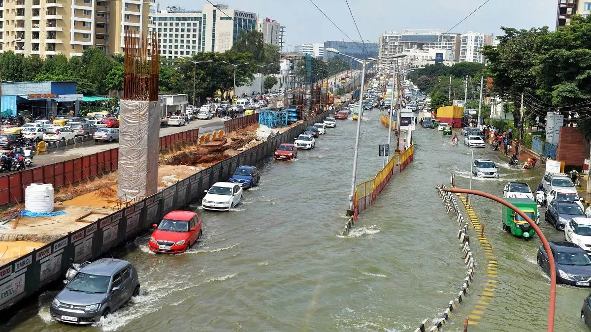 बेंगलुरु की बाढ़ के सबक, खराब शहरी नियोजन से बीते दिनों बारिश के बाद हुआ जलजमाव