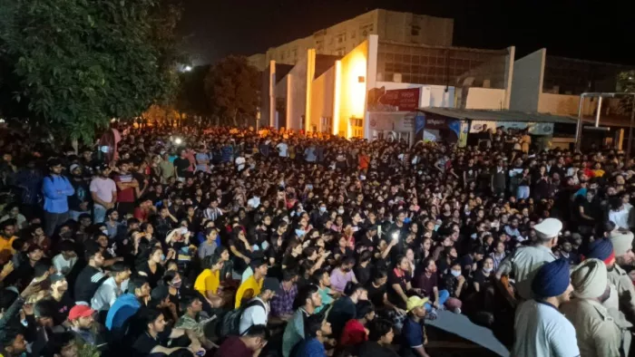 Chandigarh University News: रविवार देर रात विद्यार्थियोंं का प्रदर्शन किया और रात में करीब डेढ़ बजे इसे समाप्त कर दिया।