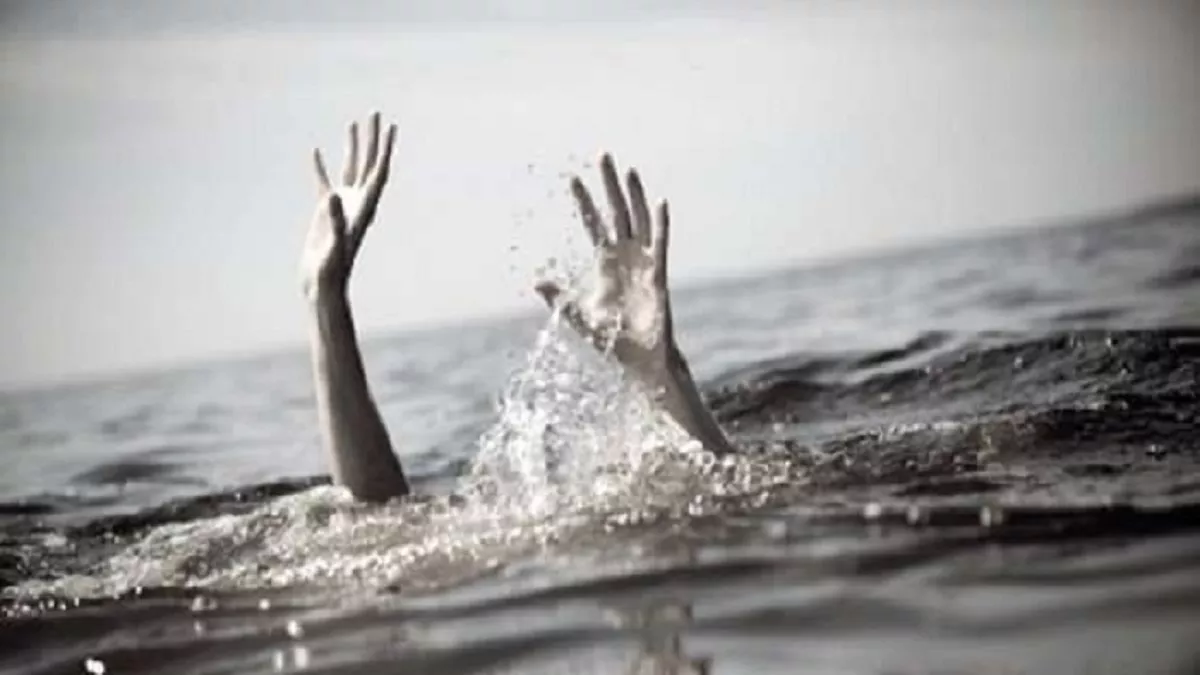 Deoria: देवरिया में घटी दिल दहला देने वाली घटना, नदी में डूब रहे पिता को बचाने के लिए बेटी कूदी, दोनों की मौत