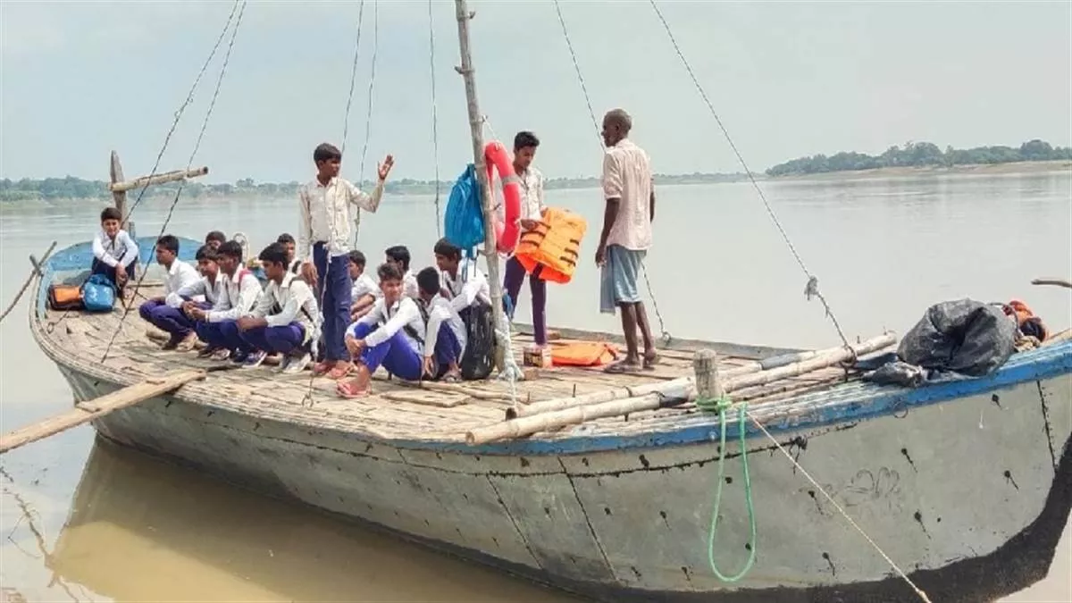Fatehpur: 40 दिन से नहीं जा पा रहे थे स्कूल, यमुना पार करने के लिए प्रशासन ने भेजी नाव, खुशी से उछल पड़े छात्र