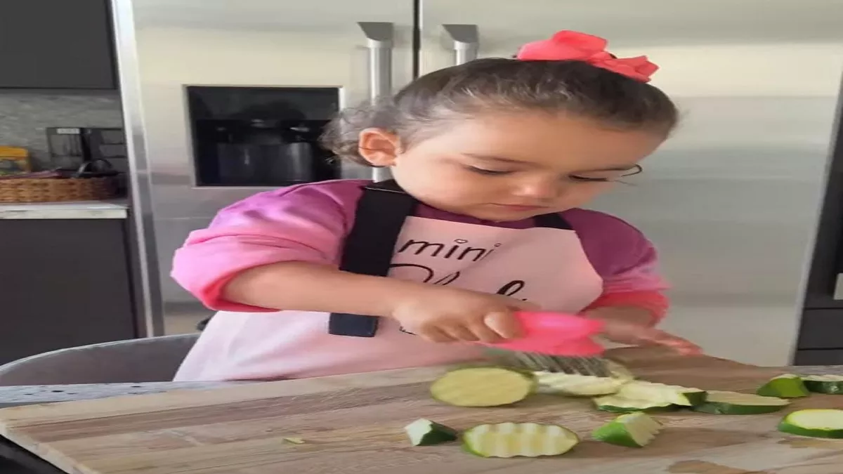 Viral Video: दो साल की लड़की ने तैयार किया अपनी मां के लिए डिनर, सोशल मीडिया पर लोग कर रहे हैं सराहना