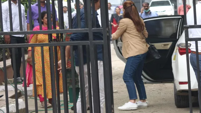 आर्थिक अपराध शाखा के समक्ष पेश होने पहुंची अभिनेत्री जैकलीन।