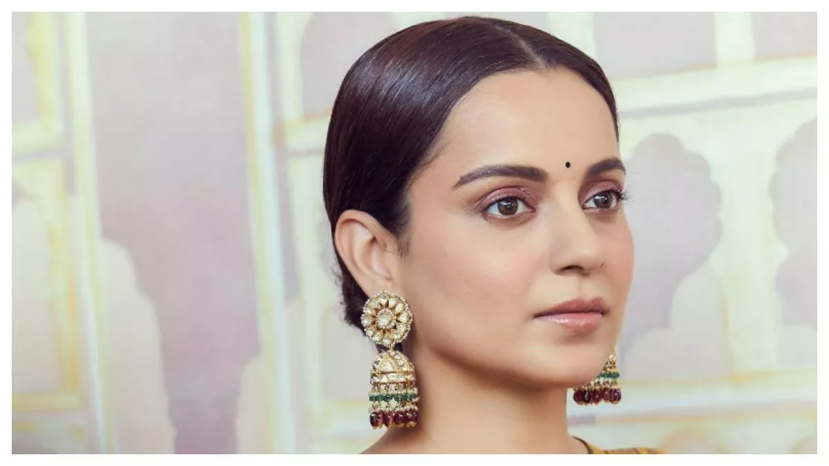 मंदिर में शॉर्ट्स पहनकर गई लड़की को बहुत सुनाया कंगना रनौत ने 2 Kangana Ranaut Photo बचपन में इंदिरा गांधी जैसी दिखती थीं कंगना रनोट बोलीं- परिवार वालों ने दिया था ये नाम - emergency actor kangana ranaut share childhood photos saying she resembled ...
