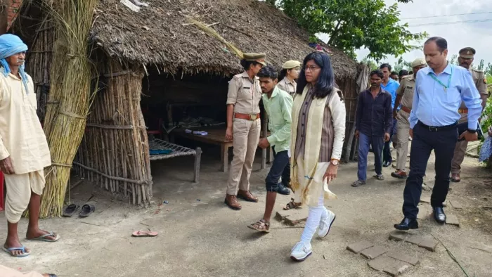 Lakhimpur Kheri Case: एससी-एसटी आयोग की सदस्य अंजू बाला पीड़ित परिवार के घर पहुंचीं।