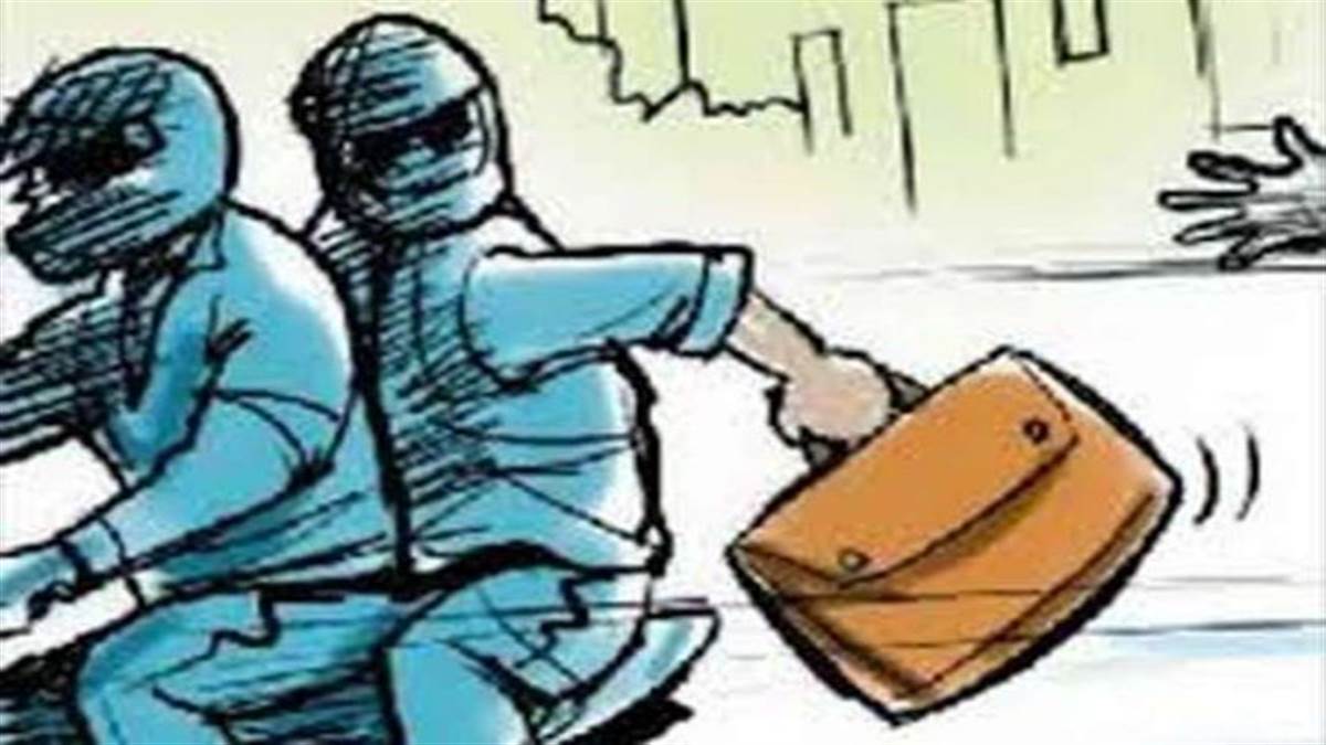 two youths escaped by snatching 10 thousand rupees on the strength of a pistol in bahadurgarh