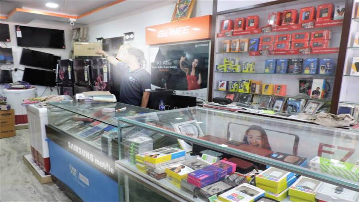 पटना में मोबाइल दुकानदार पर किशोर ने तान दिया कट्टा। सांकेतिक तस्‍वीर