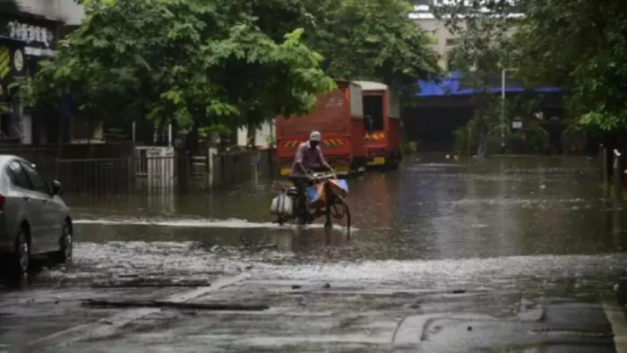 Mumbai rains: मुंबई (Mumbai), ठाणे (Thane) और पालघर (Palghar) के लिए सोमवार को ग्रीन अलर्ट (Green Alert) जारी