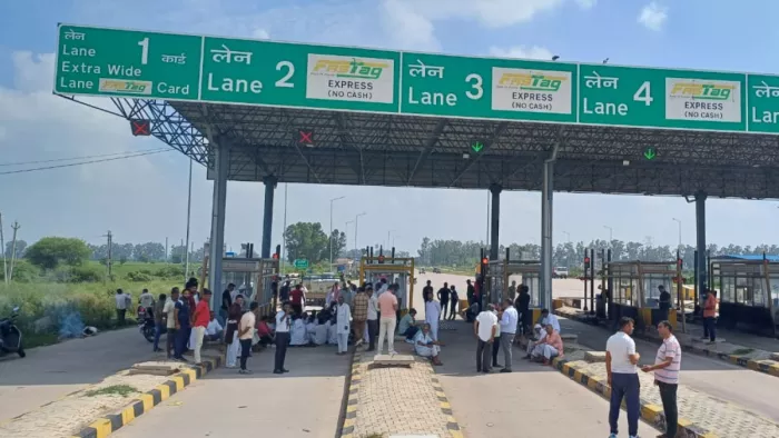 सोनीपत में NH 344बी के झारोठी टोल प्लाजा पर ग्रामीणों का हंगामा।