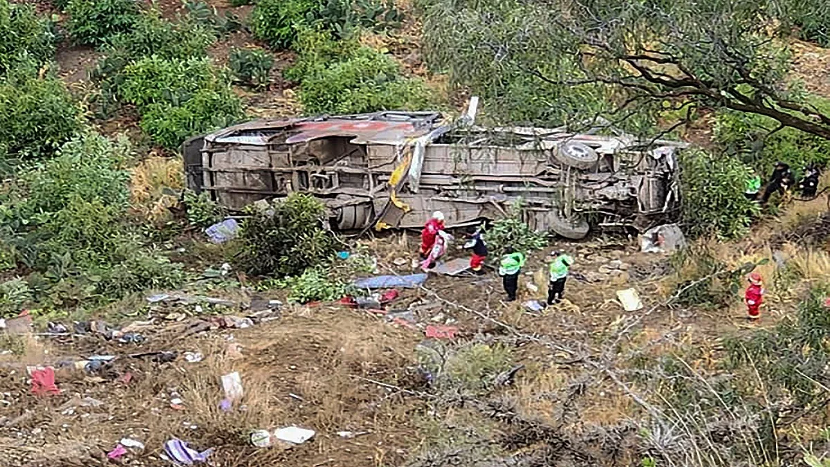 Peru Road Accident: पेरू में दर्दनाक सड़क हादसा, यात्रियों से भरी बस खाई  में गिरी; 24 लोगों की मौत - Peru Road Accident Today: 24 People Died in Road  Accident in Huancavelica,