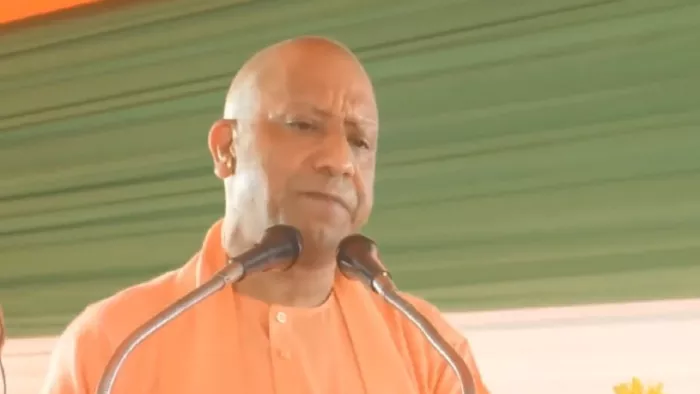 CM Yogi Adityanath: लाभार्थियों के खाते में CM योगी ने भेजे 1118.85 करोड़