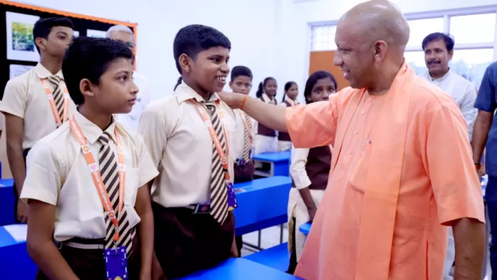 सोमवार को अटल आवसीय विद्यालय पहुंचे मुख्यमंत्री योगी आदित्यनाथ