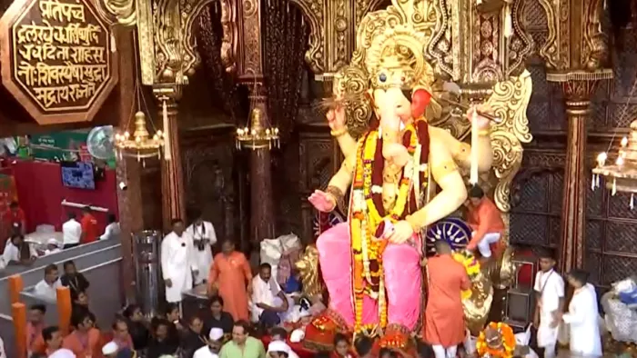 Ganesh Chaturthi 2023 सज गया लालबाग के राजा का दरबार (Image: ANI)