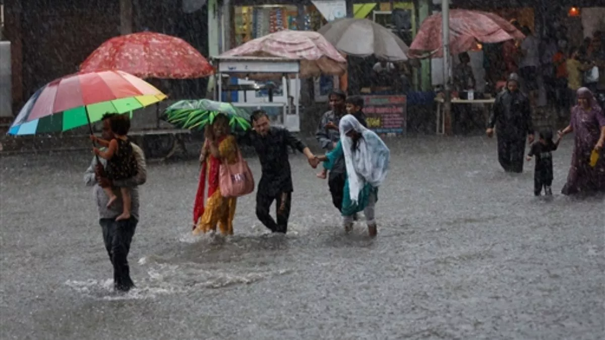 IMD Rain Alert- गुजरात के कई जिलों में जल प्रलय, विसावदर में रिकॉर्ड तोड़ बारिश दर्ज; IMD ने जारी की चेतावनी