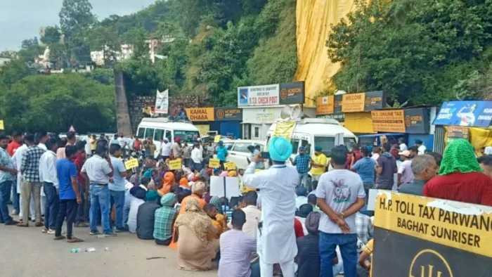 बॉर्डर पर लगने वाले स्पेशल टैक्स को लेकर भड़के पंजाब के टैक्सी ऑपरेटर