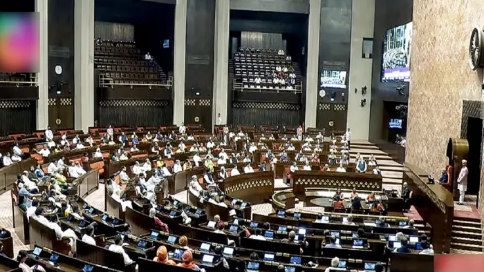 सदन की हाईटेक व्यवस्थाओं की ओर पीएम ने सदस्यों की ध्यान आकर्षित कराया।