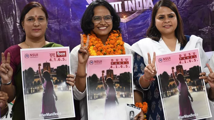 एनएसयूआई की सचिव पद प्रत्याशी यक्षणा शर्मा(बीच में) घोषणा पत्र जारी करते हुए, साथ में नीतू वर्मा (बाएं), अमृता धवन(दाएं)।