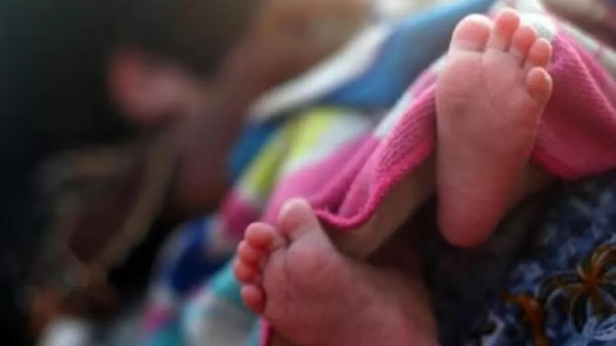 Unnao News: प्रसव के दौरान डाक्‍टर की लापरवाही से जच्चा-बच्चा की मौत, रिपोर्ट दर्ज करने की मांग को लेकर हंगामा