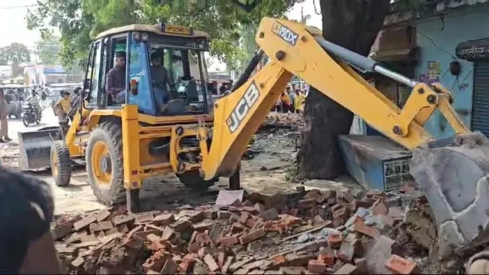 सीतापुर: नैपालापुर में बुलडोजर से ढहाया जा रहा अतिक्रमण : जागरण