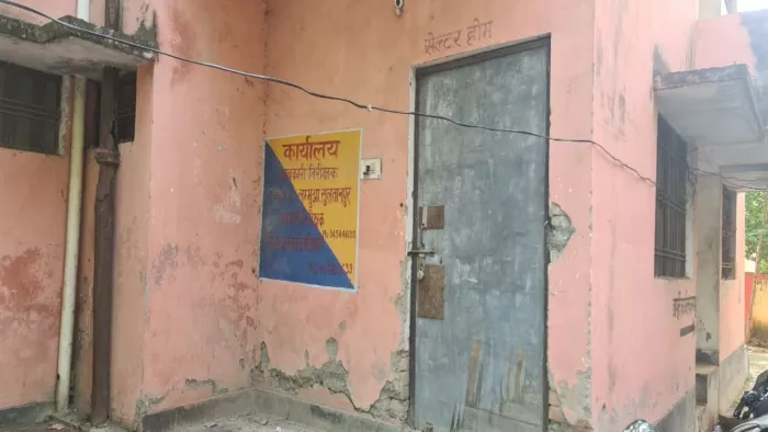 लंभुआ स्थित आबकारी कार्यालय में बंद ताला। जागरण