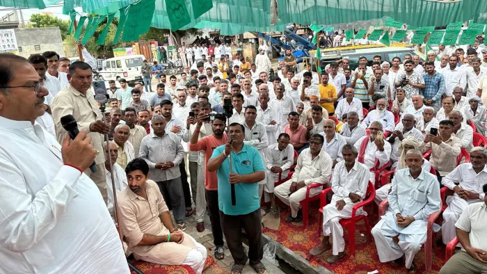 चुनाव प्रचार के दौरान इनेलो के प्रधान महासचिव अभय चौटाला।