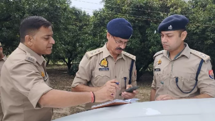 सत्य प्रकाश खड़गवंशी की मौत के बाद घटनास्थल पर जांच करते एडिशनल एसपी, सीओ धनौरा व हसनपुर। जागरण
