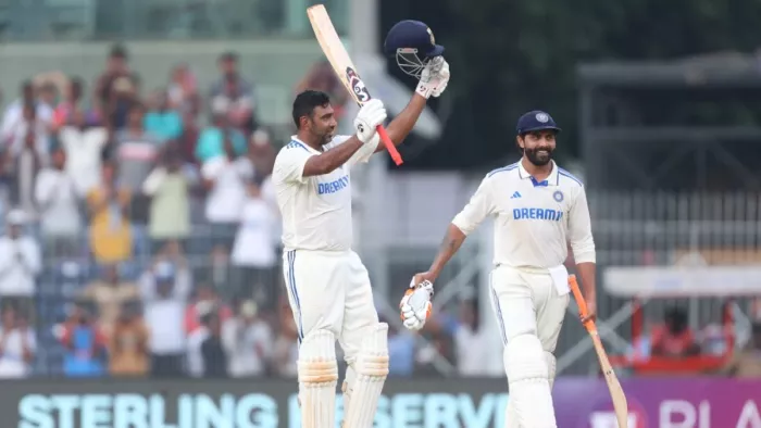 अश्विन ने शतक जड़ने के बाद जडेजा की तारीफ की। फोटो- BCCI