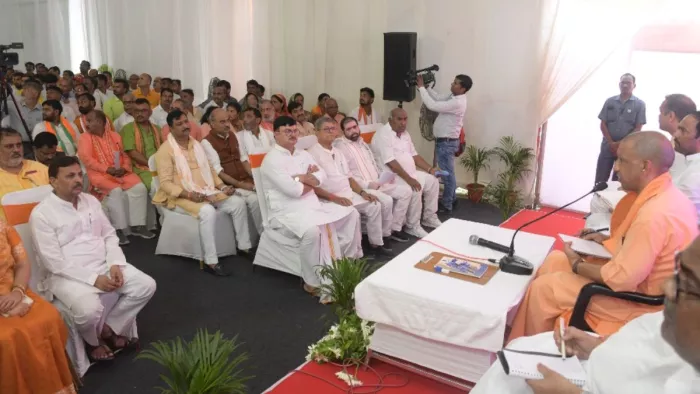 मिल्कीपुर में विधानसभा उपचुनाव को लेकर पार्टी प्रतिनिधियों एवं पदाधिकारियों से वार्ता करते मुख्यमंत्री योगी आदित्यनाथ: जागरण