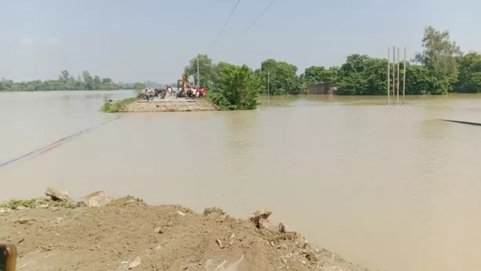 बलिया: बैरिया क्षेत्र के चांद दीयर पुलिस चौकी के पास बाढ़ के पानी से कटा नेशनल हाइवे।