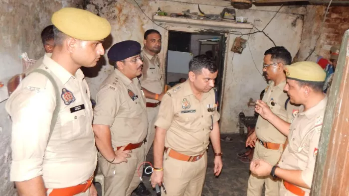 छापेमारी के दौरान जानकारी करते एसएसपी सतपाल अंतिल, एसपी सिटी कुमार रणविजय, सिटी मजिस्ट्रेट किंशुक श्रीवास्तव सहित अन्य अधिकारी। जागरण