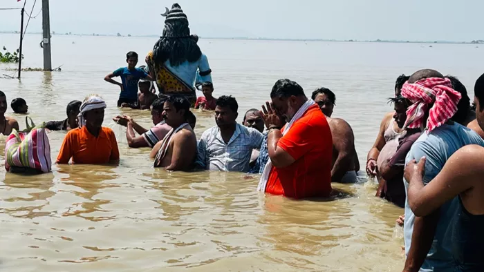पप्पू यादव ने पिता का अस्थि कलश गंगा में किया विसर्जित (जागरण)