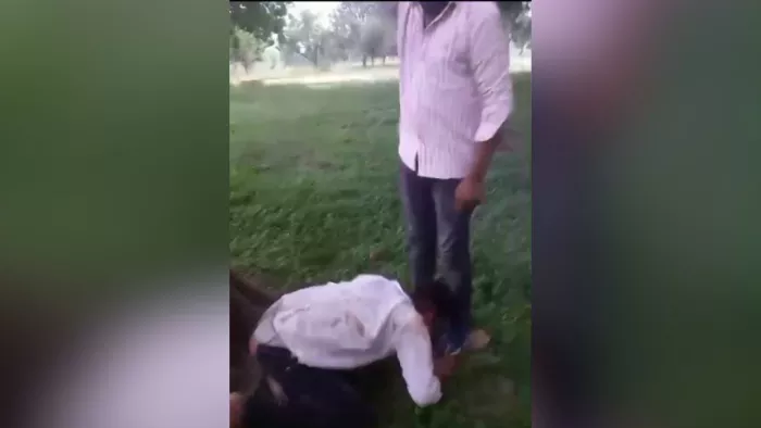 युवक से जूता चटवाते मनबढ़।- सोशल मीडिया