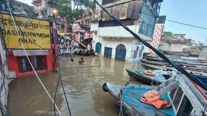 दशाश्वमेध घाट पर गली के मुहाने तक लहरा रहा गंगा का पानी, शीतला माता मंदिर अभी बाढ़ के पानी में।