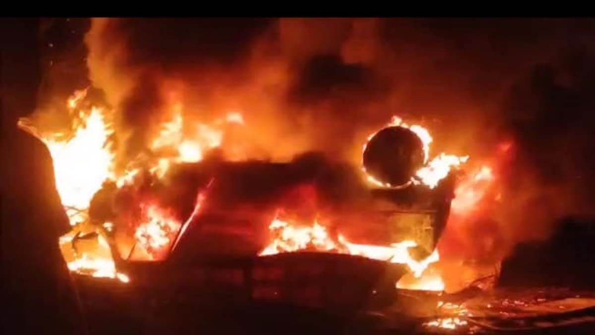 https://www.jagranimages.com/images/newimg/19092025/19_09_2025-ambulence_fire_24052165.jpg