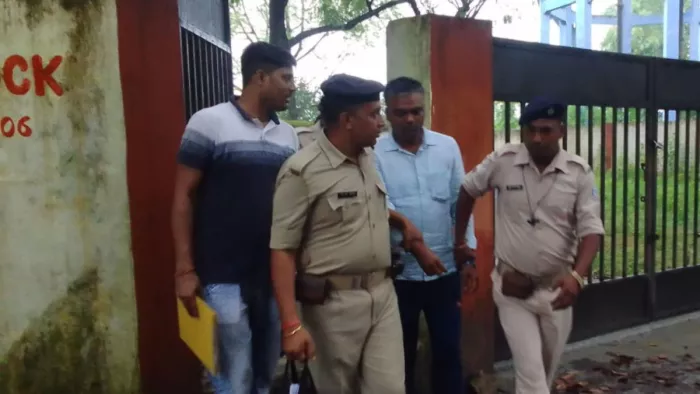 मनरेगा में रिश्वत लेते पकड़े गए दो जूनियर इंजीनियर। फोटो जागरण