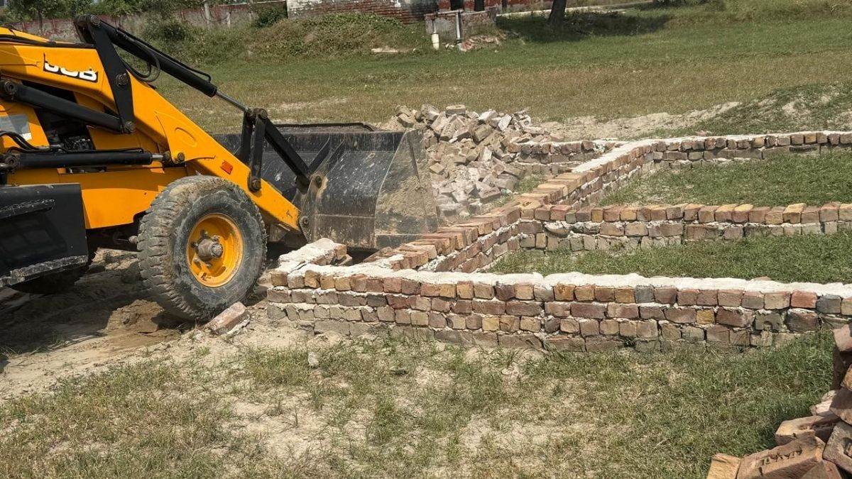 https://www.jagranimages.com/images/newimg/19092025/19_09_2025-bulldozer_24052572_149443.jpg