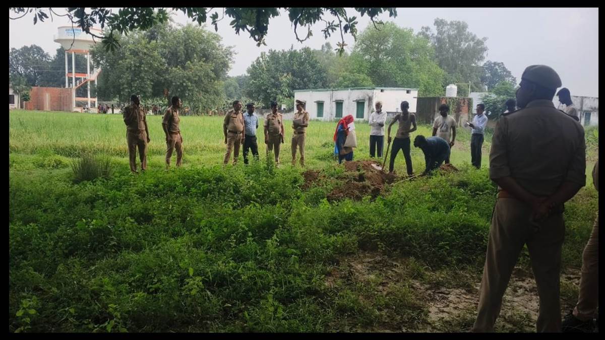 https://www.jagranimages.com/images/newimg/19092025/19_09_2025-fatehpur_woman_body_exhumed__24052798.jpg