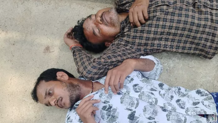 बेहोशी की हालत में पड़े जितेंद्र साह एवं राम प्रसाद साह। (जागरण)