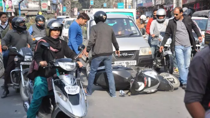 सड़क हादसों में मदद करने वालों को मिलेगा 25 हजार।