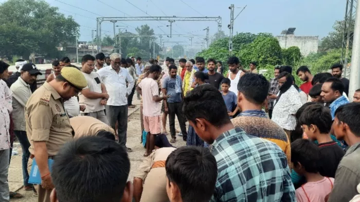 कान में ईयर फोन का लीड लगाकर लाइन पार कर रहे शिक्षक की ट्रेन से कटकर मौत