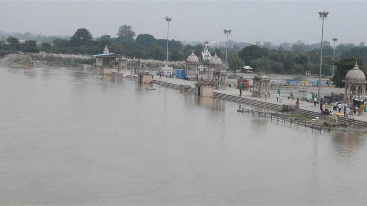 https://www.jagranimages.com/images/newimg/19092025/19_09_2025-gkpflood_24052488.jpg