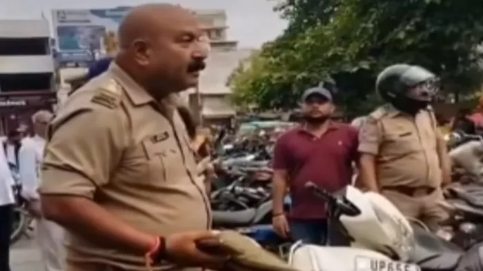 वायरल हो रहे वीडियो में पुलिस वकीलों को ललकार रही है।