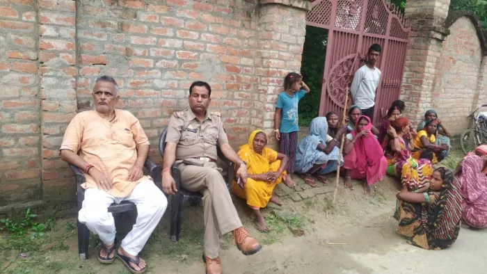 गांव में दहशत का माहौल है और लोग सुरक्षा की मांग कर रहे हैं।