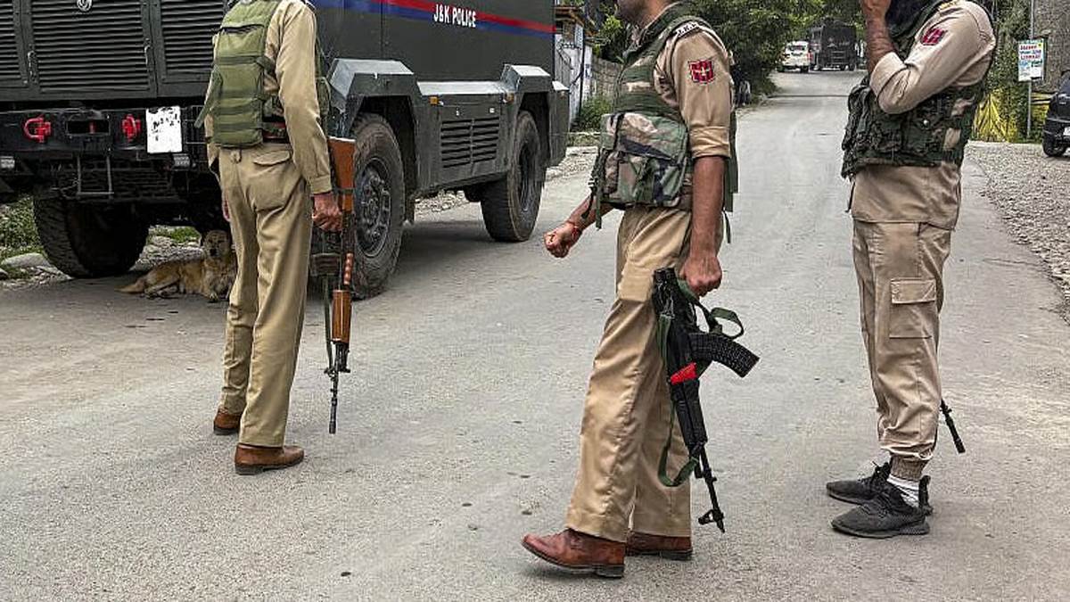 https://www.jagranimages.com/images/newimg/19092025/19_09_2025-police_raids_kashmir_24052577.jpg