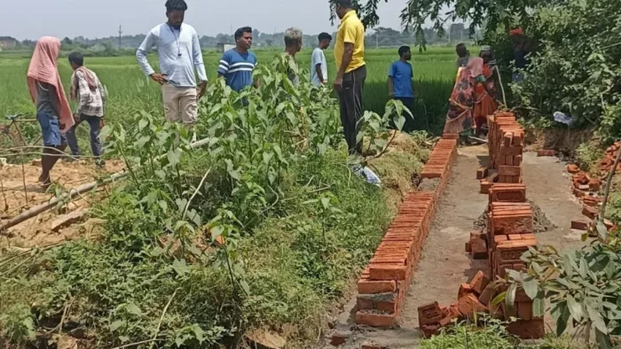 सरकारी जमीन पर हो रहा था अवैध निर्माण