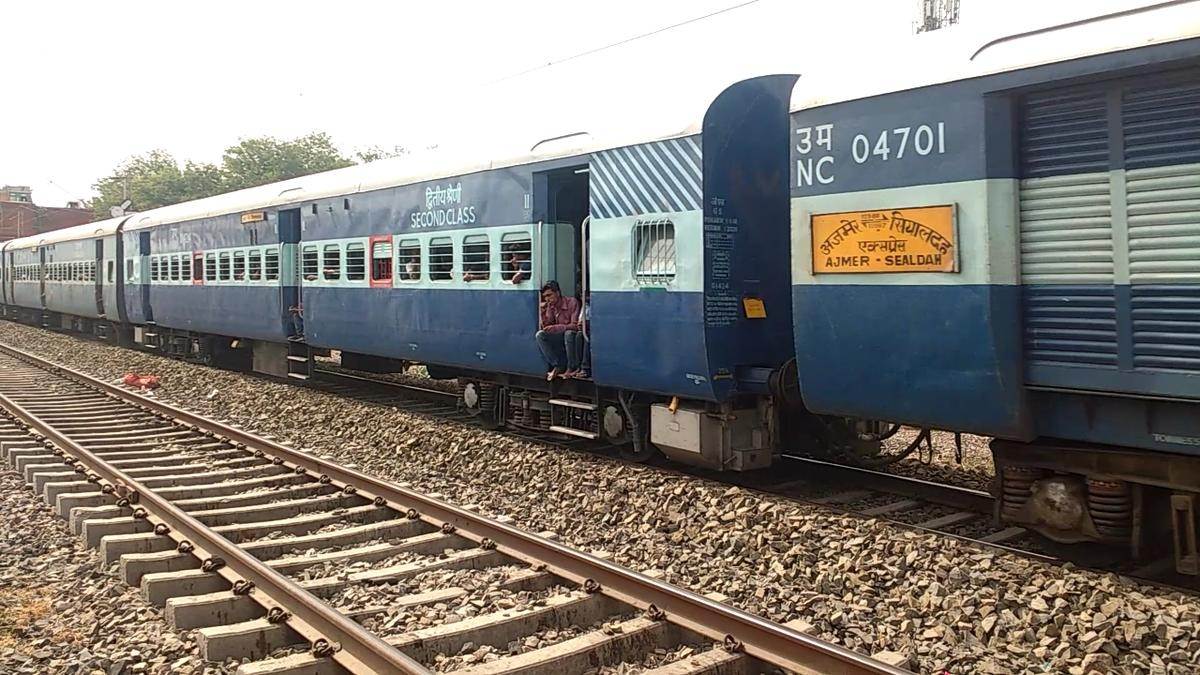 https://www.jagranimages.com/images/newimg/19092025/19_09_2025-sealdah_ajmer_express_24051975.jpg