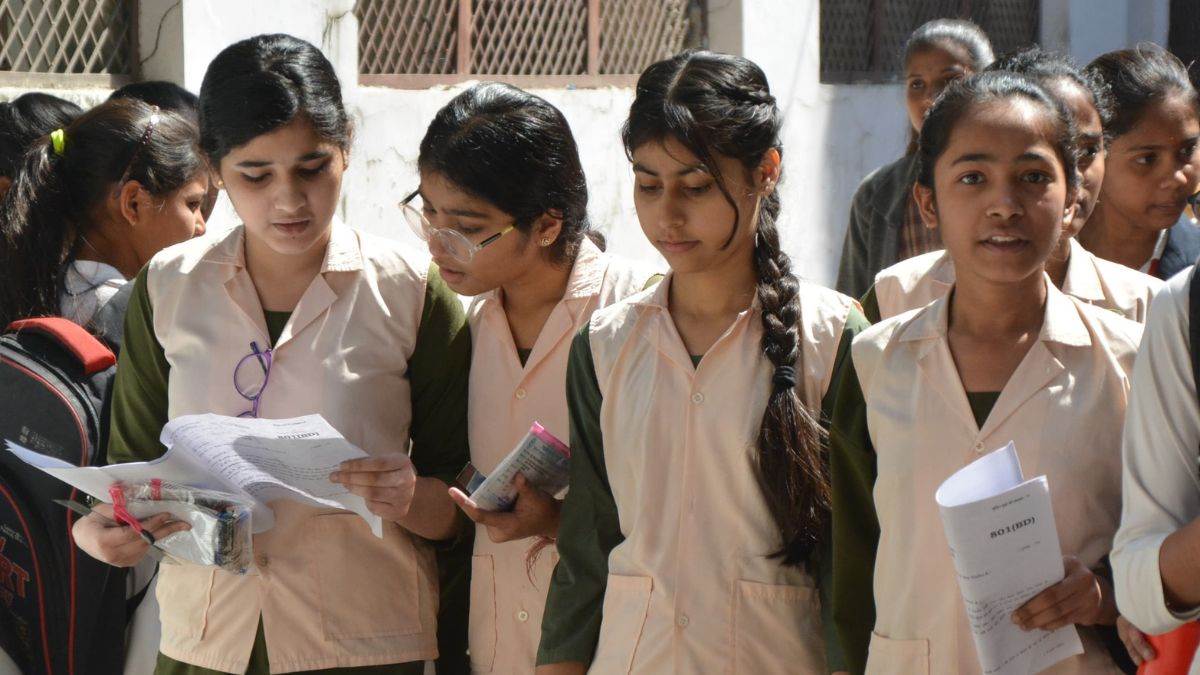 https://www.jagranimages.com/images/newimg/19092025/19_09_2025-students_girls_24052278.jpg