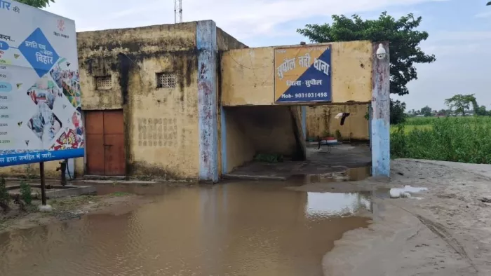 पांच साल यह हाल::::कोसी के कोख में बसे नदी थाना को नहीं हो सका अपना भवन